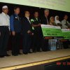 YB Tuan Phee Boon Poh menyampaikan hadiah kepada pemenang anugerah sekolah hijau pada 12-11-2010